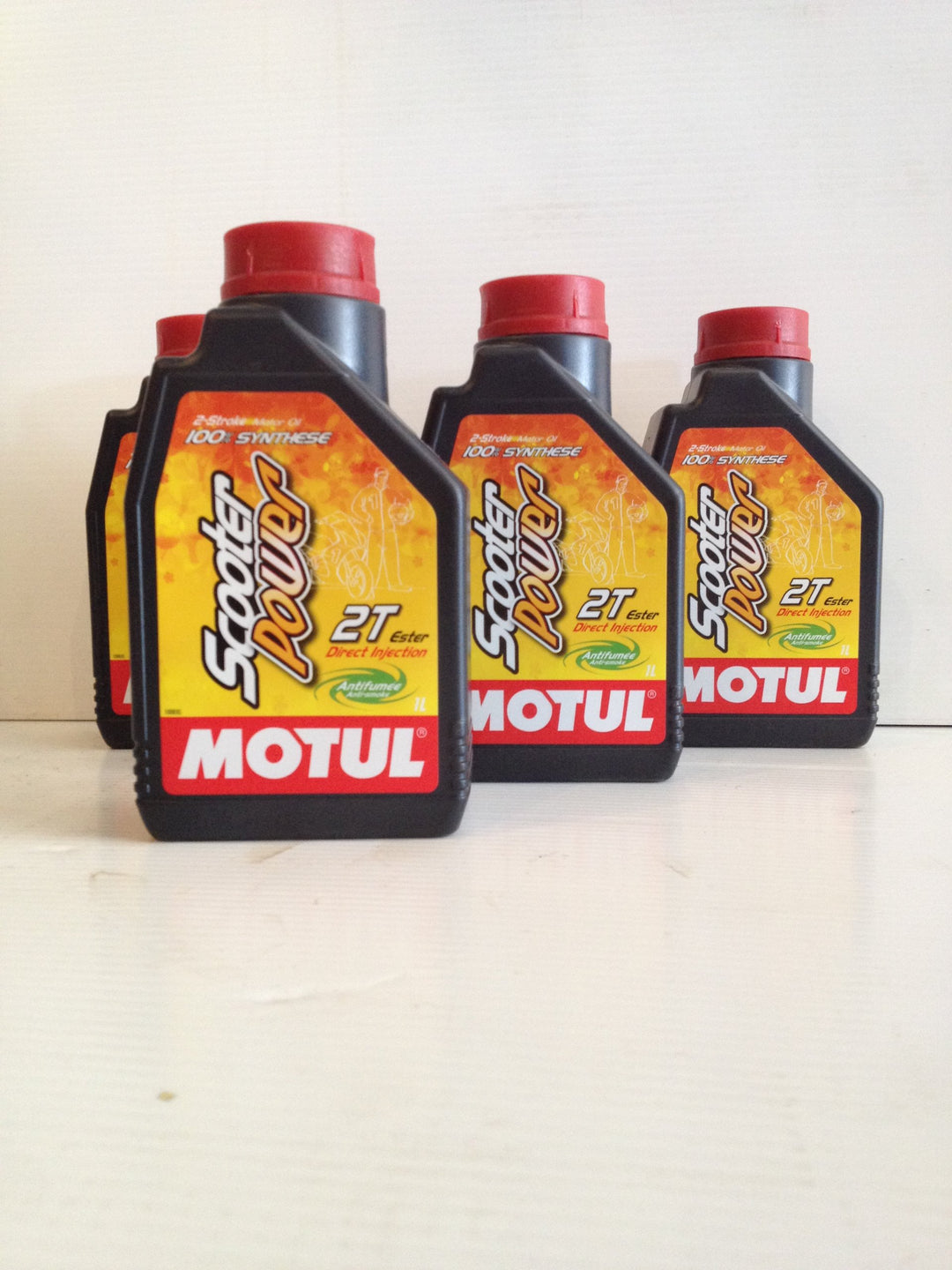 PACK OF 4 X 1 LITER (4 liter total)MOTUL SCOOTER POWER 100% SYNTHESE OIL / BOITE DE 4 X 1 LITRE (4 litres au total) MOTUL SCOOTER POWER 100% SYNTHETIQUE